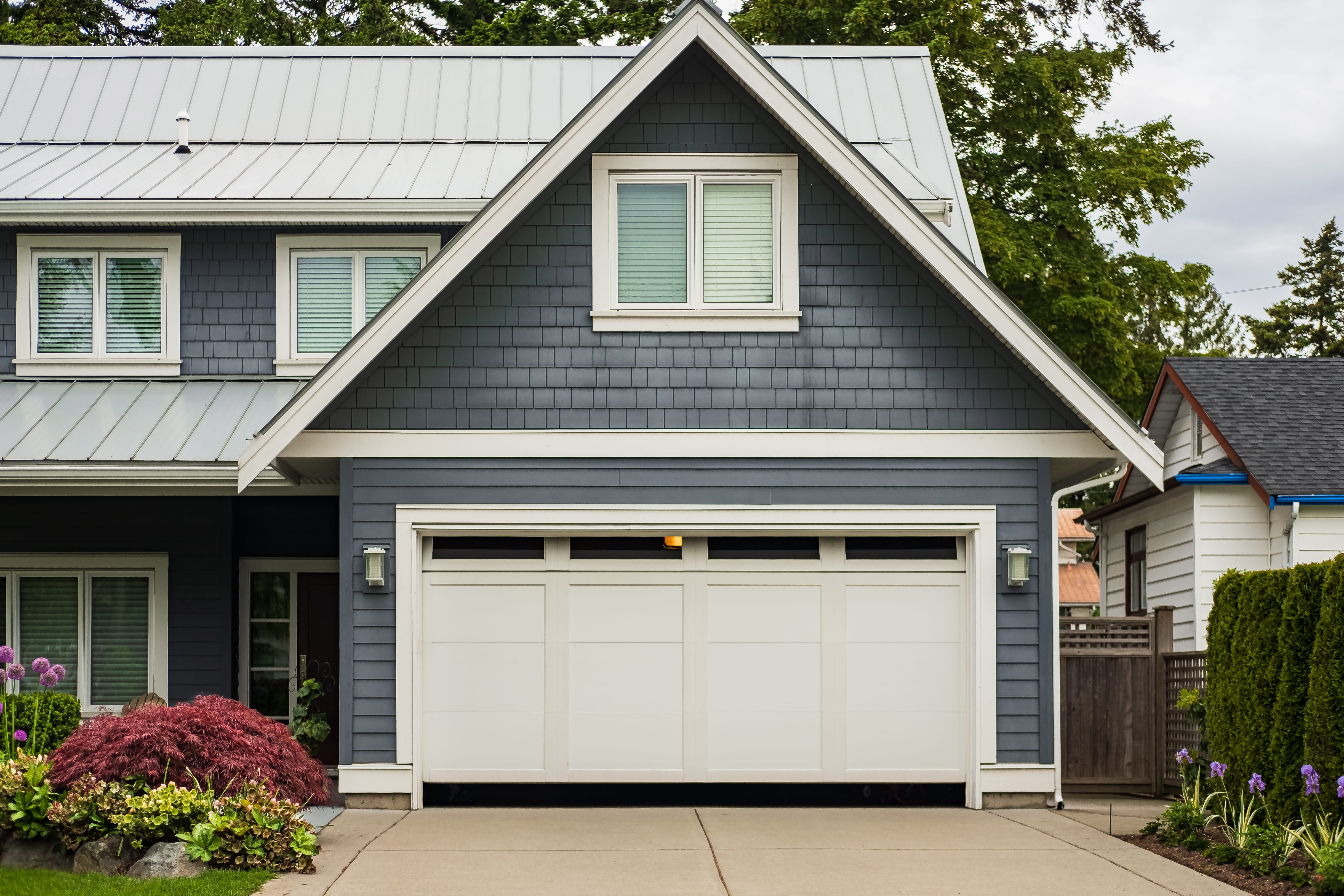 real,estate,exterior,front,house,on,a,sunny,day.,big