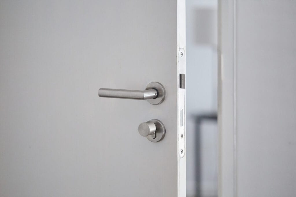 door,handle,,,door,open,in,front,of,blur,interior