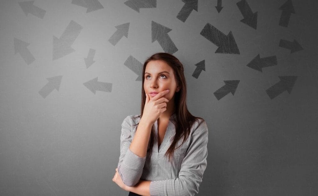 Comparez deux soumissions pour des fenêtres | Fenomax - Image d'une femme en train de réfléchir, entourée de flèches